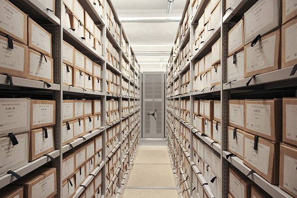 Estantes compactas móveis no Arquivo Municipal e Regional de Viena