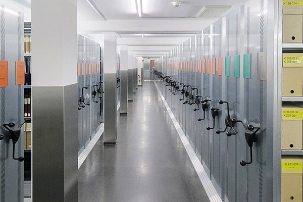Estantes compactas móveis galvanizadas na Biblioteca da ETH, Zurique