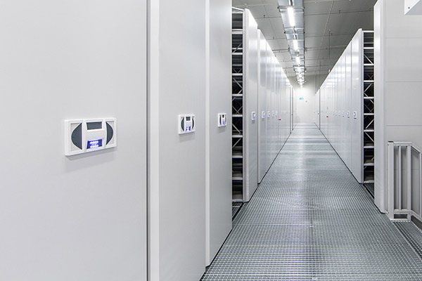 Estantes compactas com accionamento eléctrico nos National Archives of Australia