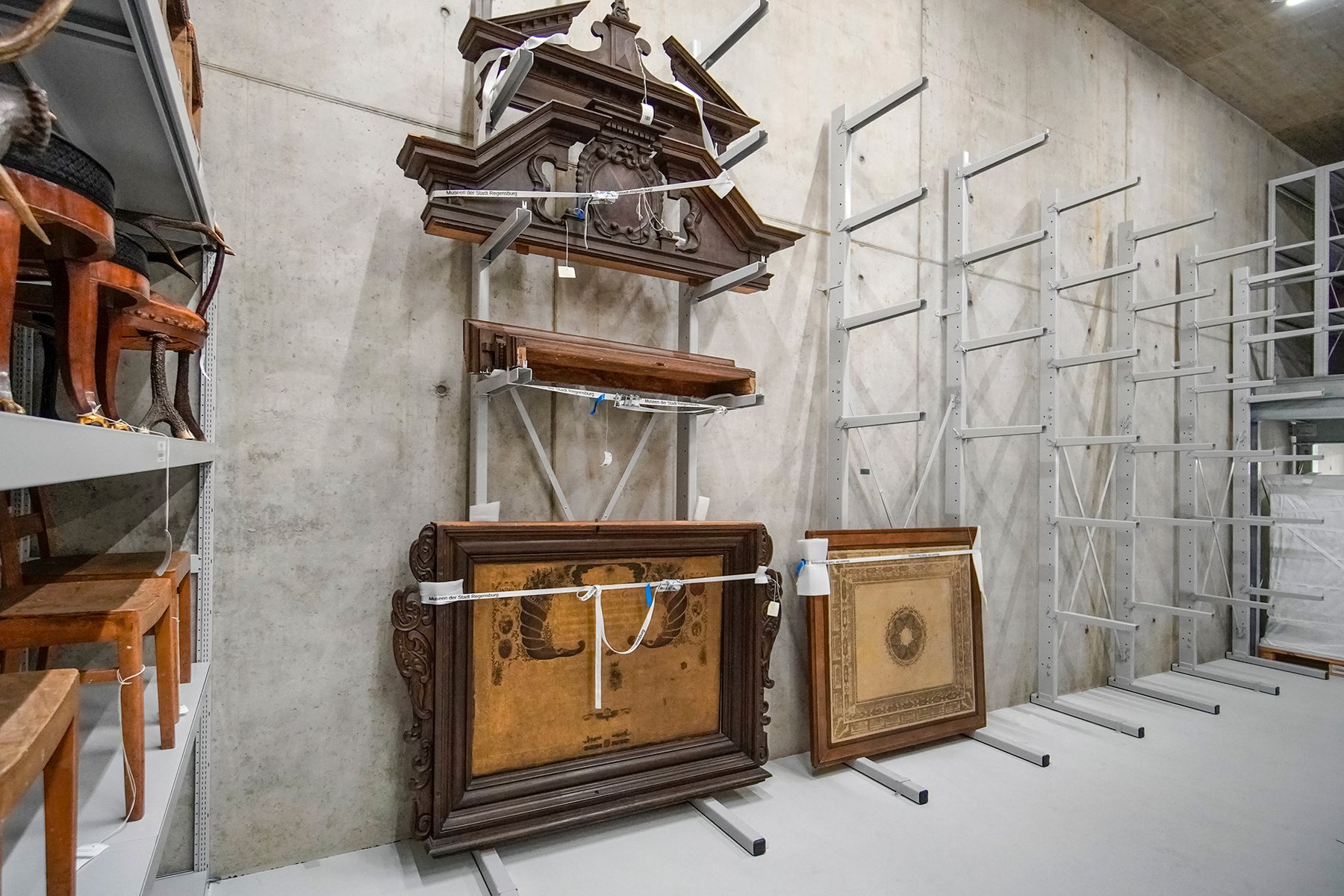 Estantes em consola FOREG® com peças de museu no arquivo central de Regensburg