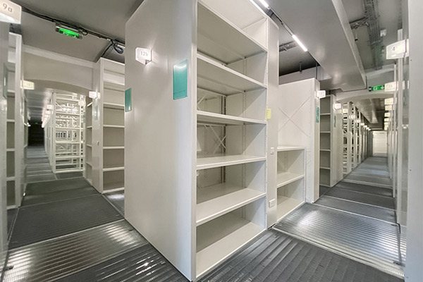 Estantes fixas em vários pisos na Bibliothèque nationale de France, Richelieu, Paris