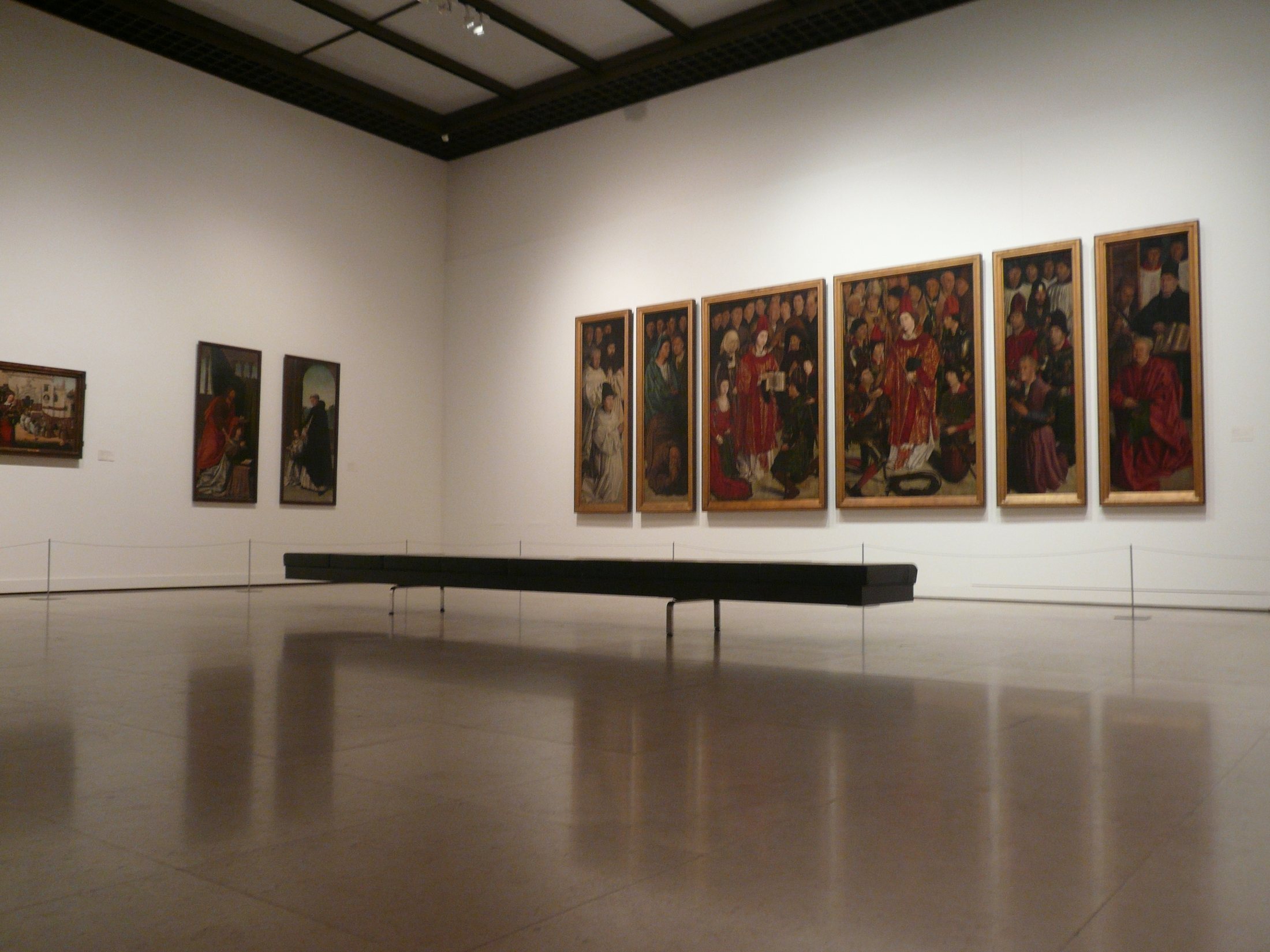 Banco Nilo, de Gonçalo Byrne, numa sala do Museu Nacional de Arte Antiga